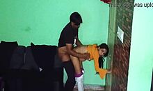 Британска двойка се наслаждава на домашен секс с голяма задница на индийската си приятелка