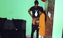 Brytyjska para cieszy się domowym seksem ze swoją dużą dupą indyjską dziewczyną