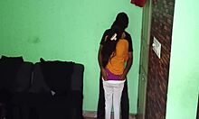 Brytyjska para cieszy się domowym seksem ze swoją dużą dupą indyjską dziewczyną