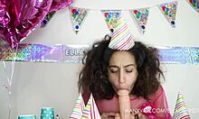 Celebración de cumpleaños de parejas interraciales con mamada casera