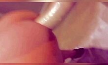 فيديو منزلي للجنس السحاقي مع لعبة جنسية .