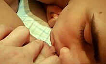 Amateur-siskon POV-video, jossa hänen pilluaan nuoletaan ja sormellaan