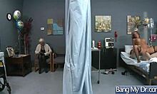 मूवी -22 में शौकिया डॉक्टर रिचेल रयान अपने बस्टी मरीज को हार्डकोर सेक्स ट्रीट देती है।