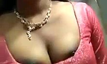 Indická MILFka předvádí své bradavky v domácím videu
