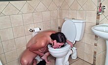Одинокая женщина получает удовольствие от лизания туалета и мастурбации