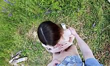 Genç kız POV'de ilk kez partnerinden derin bir boğaz ve yüz bakımı alıyor