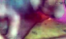 Adolescente amateur en un vestido rosa se masturba en un video casero
