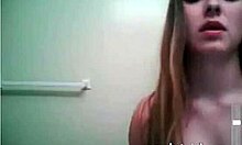 Sevimli bir çevrimiçi kamera kızının mastürbasyon yaptığı erotik ev yapımı video