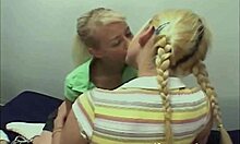 Nuoret lesbot, joilla on pienet tissit, harrastavat suullista kolmikkoa keskenään