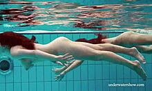 Adolescenti in bikini si divertono a giocare sott'acqua bagnati e selvaggi