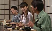 Японская тройка с подростком с маленькими сиськами и волосатой киской