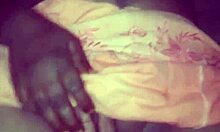 Μια τριχωτή ινδική έφηβη παίρνει πρωκτική κρέμα από τον σύζυγό της σε ένα σπιτικό βίντεο