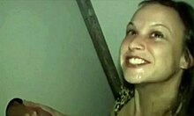 Erregte Ehefrauen werden in einem Gloryhole-Creme-Sex-Video niedergeschlagen und schmutzig