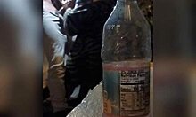 En kvinne knebler seg på Gaktrizzys hjemmelagde pornovideo med en flaske