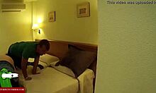 Una pareja excitada hace sexo oral y oral en una cámara oculta en una habitación de hotel