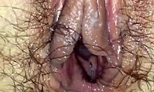 O bătrână slabă cu tatuaje primește un creampie într-un videoclip porno de casă