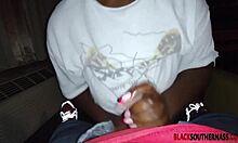 Amatørpige giver sin første håndjobb til en stor sort pik