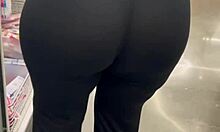 Une fille amateur avec un gros derrière montre ses fesses rondes en leggings transparents