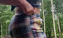 Amatorka z ebony wkłada tampon na miejscu publicznym podczas noszenia pieluchy