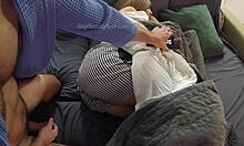 A tinédzser mostohalány a kanapén élvezi a mostohaapja péniszelt fenekét