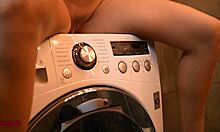 Mladá žena s veľkými prsiami zažíva intenzívny orgazmus pomocou vibrácie práčky