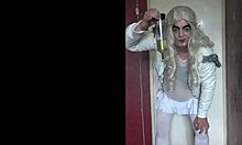 バイセクシャルなクロスドレッサーが自家製のビデオで熱心に別の男の尿を飲み込む