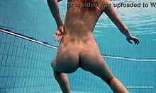 Sexuelt eventyrlystne Duna striper bultihalo og svømmer i bassenget