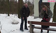 Аматерска девојка стони од задовољства док се уздиже у снегу