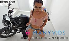 Lauren Latina, een Braziliaanse tiener, krijgt haar grote kont in een hondenhoes op haar motor in Colombia