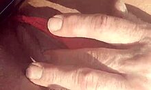 Pariskunta harrastaa julkista sormimis- ja käteenvedon harrastamista samalla, kun he hyväilevät toistensa penikset
