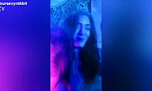 MILF amatur memutar video muzik dengan mainan arnab