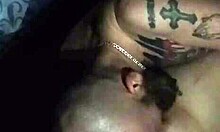 Μια γυναίκα με τατουάζ υποτάσσεται στον σύζυγό της σε ένα καυτό βίντεο