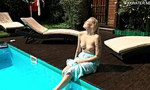 Мими Сика, татуированная порнозвезда, грязнеет в бассейне