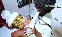 Muzułmańska pielęgniarka z dużym tyłkiem zostaje przyłapana przez lekarza
