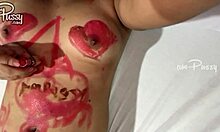 Азијатска лепотица која је сама направила мастурбира своје тело ружом