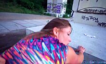 Un amateur avec un gros cul se fait baiser en position de chien par un homme brut dans une vidéo POV