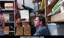 Un voleur adolescent sans poils est filmé dans une vidéo de vol à l'étalage