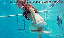 Nina Mohnatka, een tiener, pronkt met haar grote borsten en hete kont in het zwembad