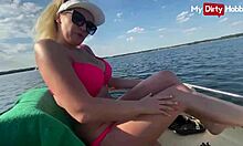 Barbie Brilliant, seorang pirang berdada, menikmati naik perahu dan mengalami empat orgasme dalam hobi kotornya