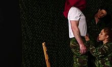 Британская женщина одевается в рыжеволосой армейскую милфу для секса втроем