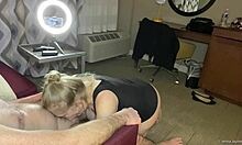 Jenna Jaymes, een blonde met grote borsten, geeft een deepthroat pijpbeurt aan een oudere man