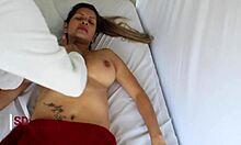 Latina MILF krijgt een sensuele massage en een happy end