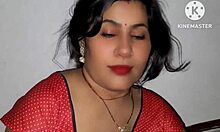 Soția indiană excitată devine obraznică pe webcam