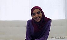 アラブの少女はタトゥーを塗り、激しいセックスの後に精液に覆われています
