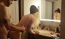 Egy transznemű nő a fürdőszobában egy nagy fasztól kapja a fenekét