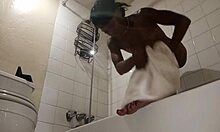 MILF ebony amatir menjadi basah dan liar di kamar mandi
