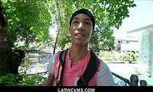 Ο αδύνατος μαύρος φοιτητής παίρνει τον σφιχτό κώλο του γαμημένο σε δημόσιο χώρο από έναν Λατίνο για χρήματα