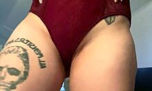 Tatuoidun tytön pieni tiukka vartalo nauttii itsetyydytyksestä ja orgasmista
