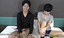 Domáce video gay párov, kde japonský teenager dostáva tvrdý sex