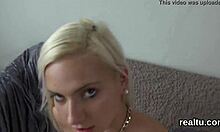 Hermosa chica checa se entrega a un seductor striptease y se masturba en POV